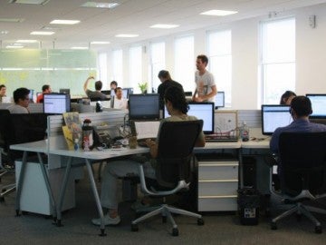 Ambiente de trabajo en una oficina Ambiente de trabajo en una oficina