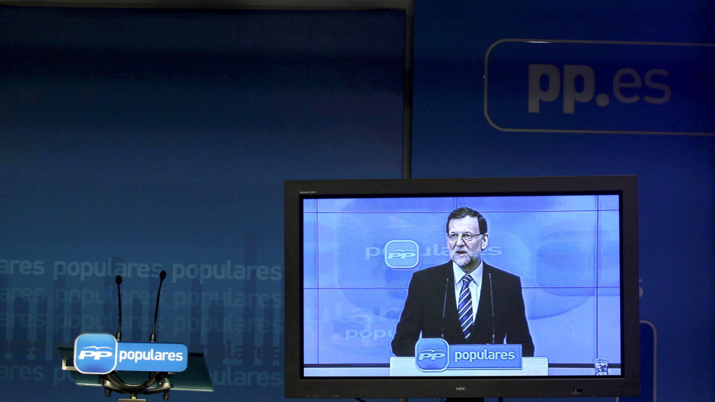 Rajoy en Monitor en la sala de prensa de la sede del Partido Popular, en la madrile&ntilde;a calle G&eacute;nova