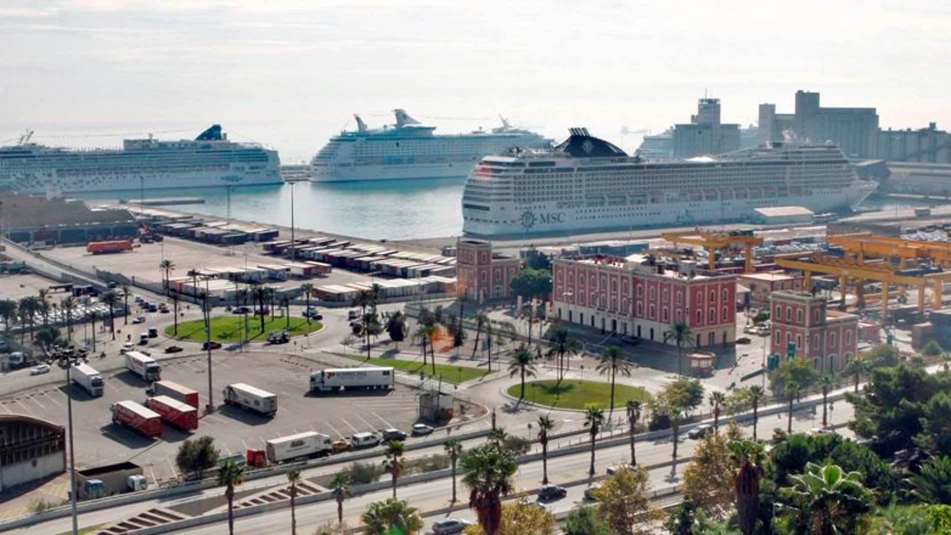Premonición moco pozo La huelga de transportistas bloquea la entrada al puerto de Barcelona