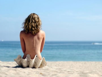 Una joven nudista en una playa