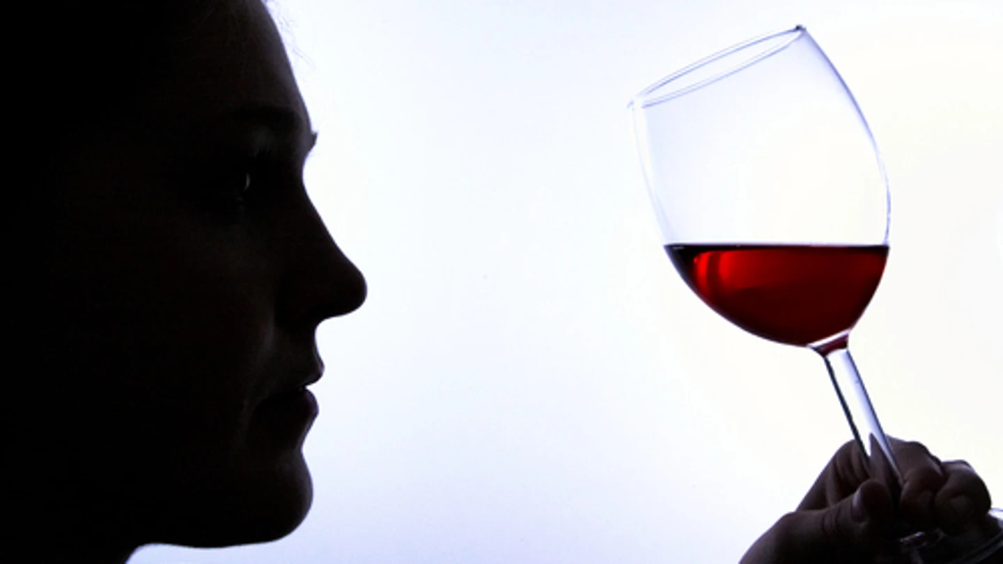 Un hombre bebe vino tinto Un hombre bebe vino tinto