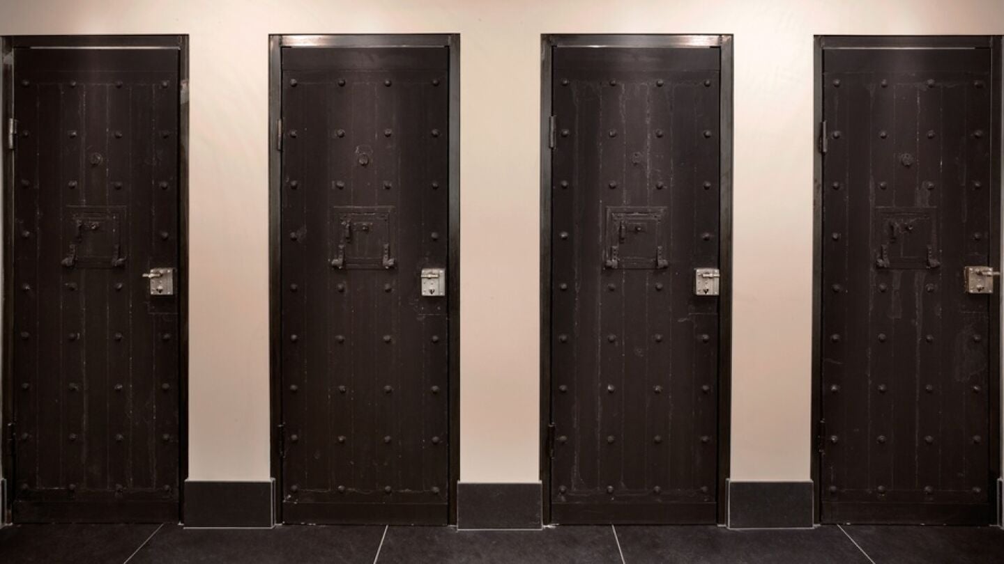 Portones de los ba&ntilde;os del hotel