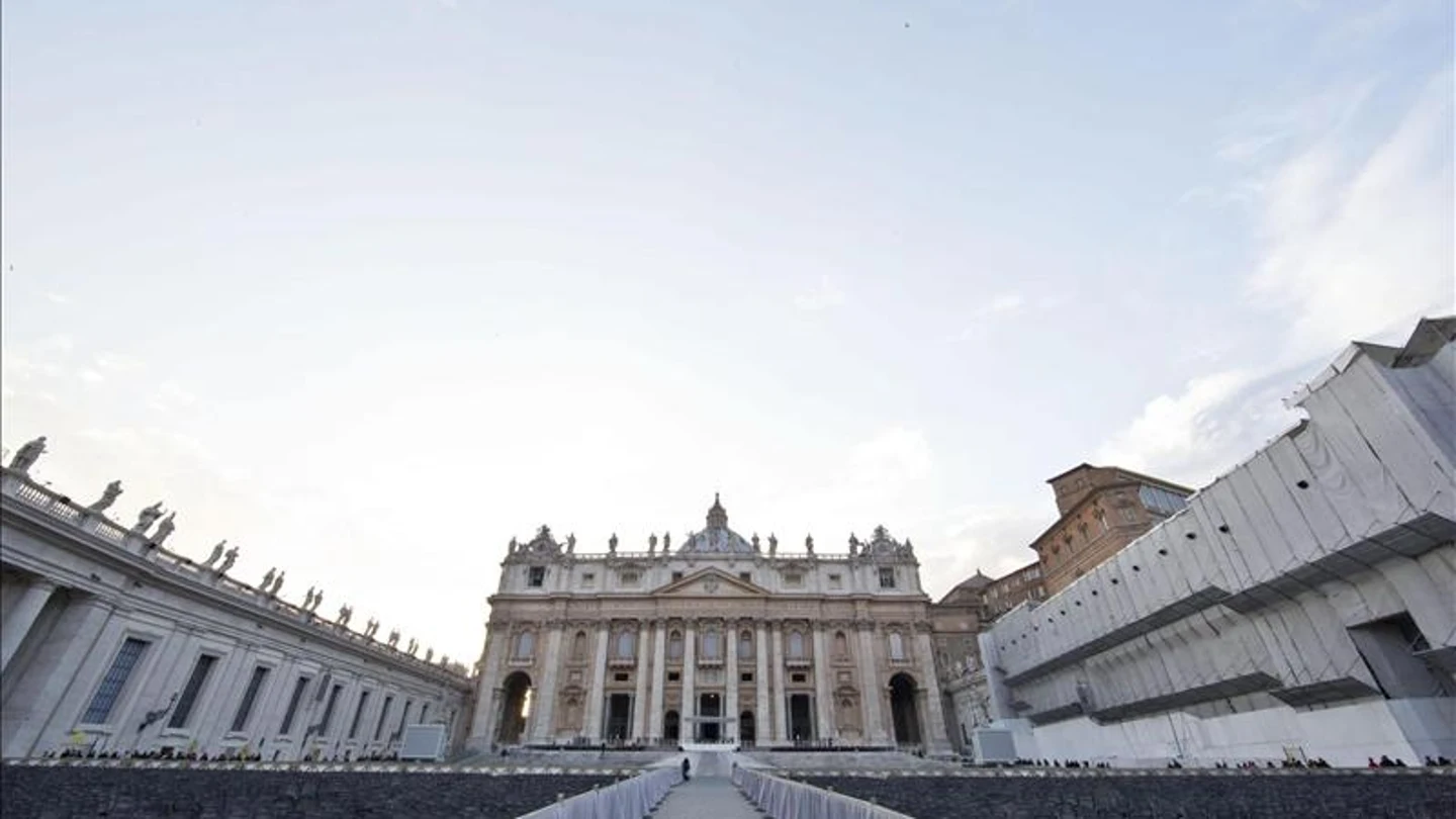 Vista general de la plaza de San Pedro de la Ciudad del Vaticano Vista general de la plaza de San Pedro de la Ciudad del Vaticano