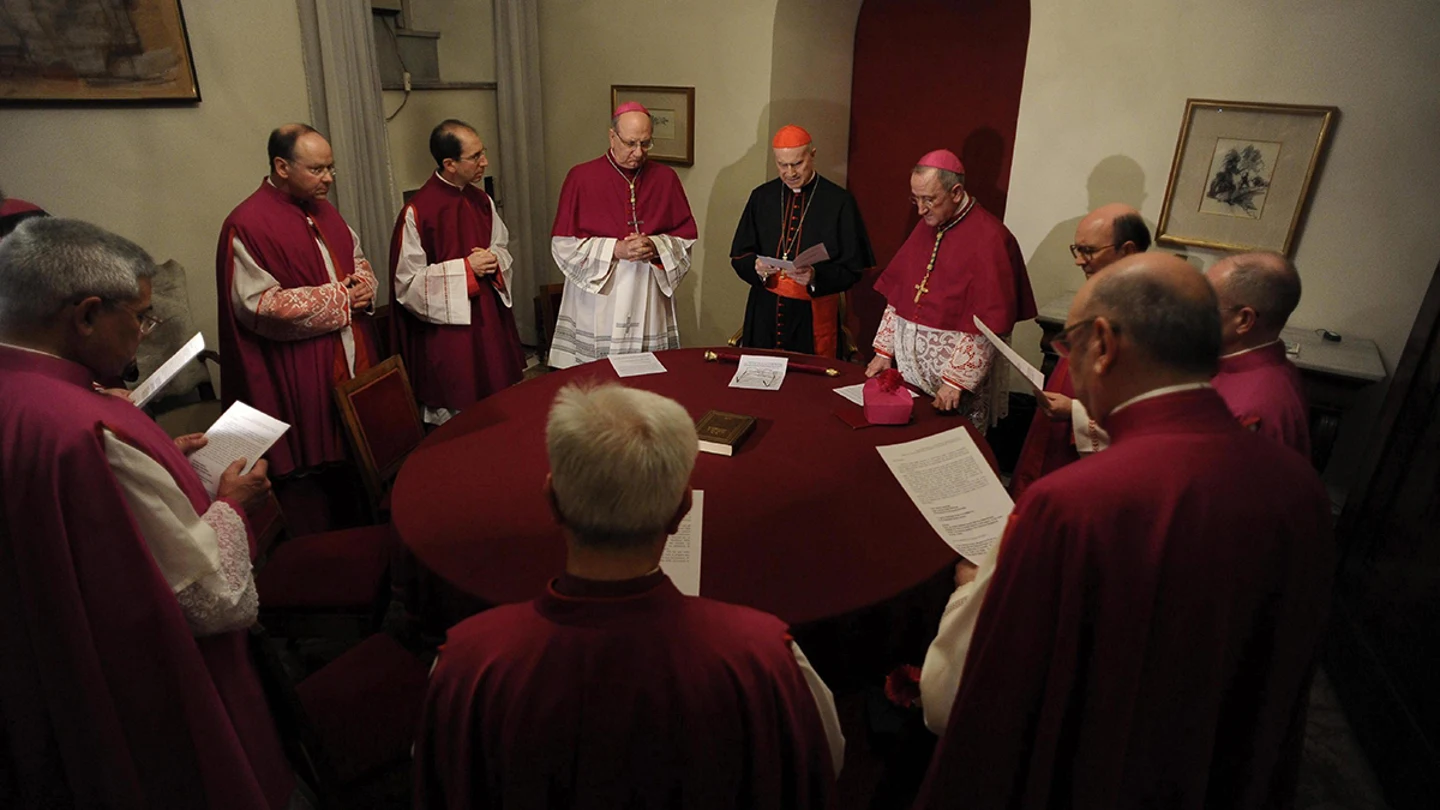 Cardenal Tarcisio Bertone, secretario de Estado Vaticano y actual camarlengo. Cardenal Tarcisio Bertone, secretario de Estado Vaticano y actual camarlengo.