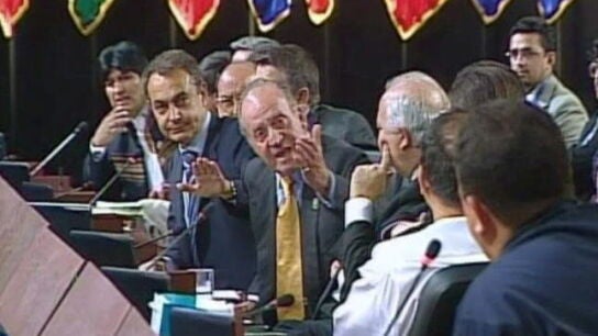 El Rey dice "&iquest;Por qu&eacute; no te callas?" a Hugo Ch&aacute;vez