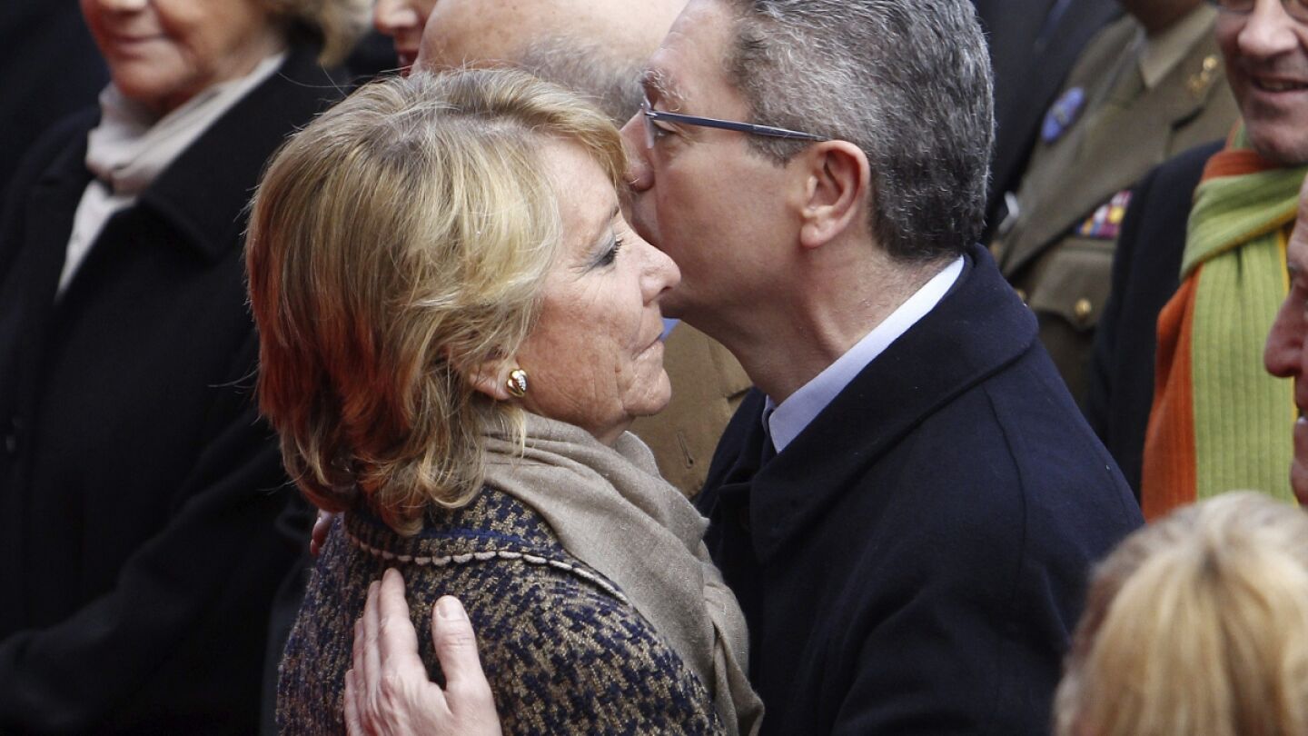 Alberto Ruiz-Gallard&oacute;n saluda a Esperanza Aguirre