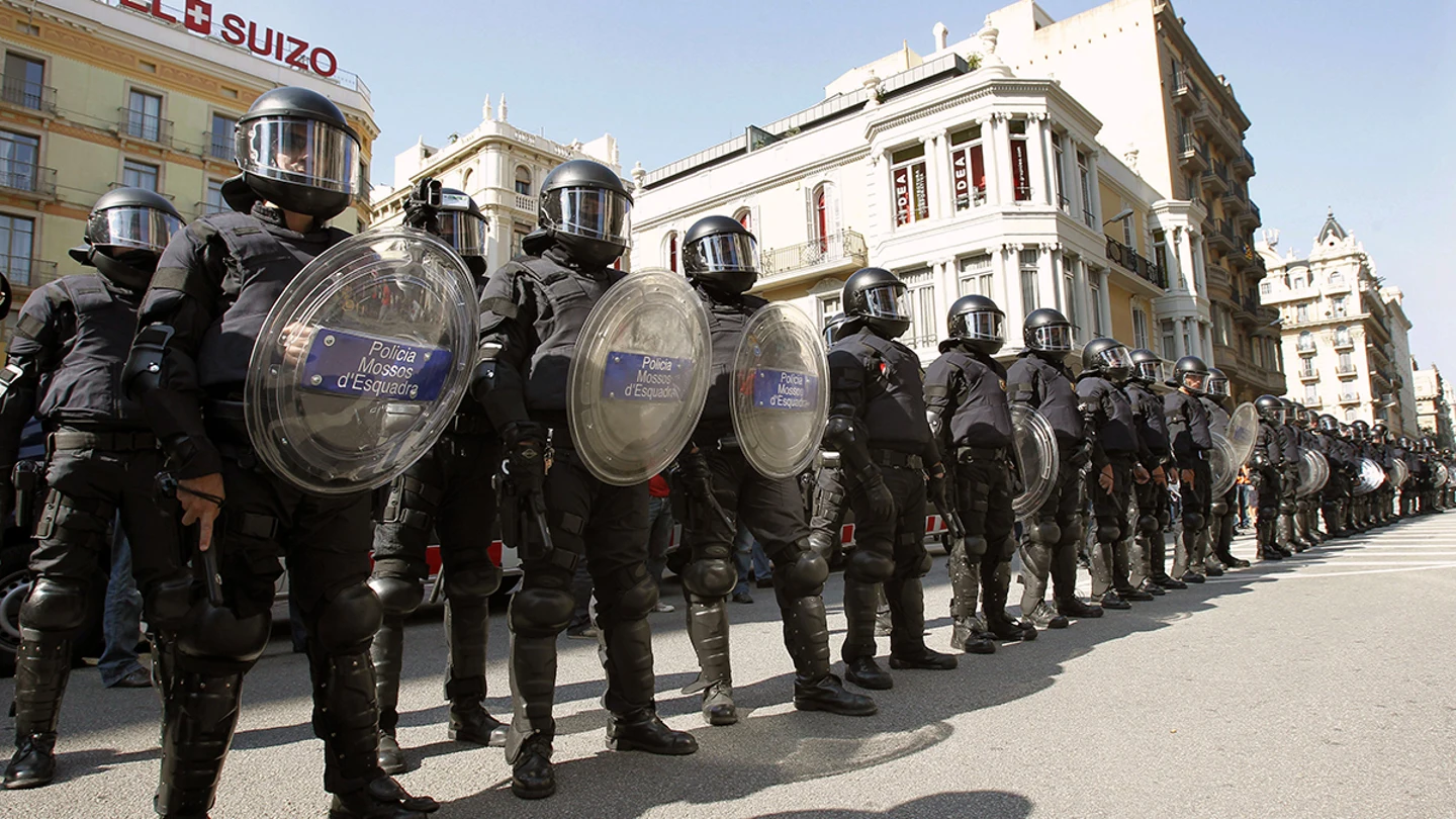 Los antidisturbios de los Mossos d'Esquadra llevarán un código de identificación a la espalda Los antidisturbios de los Mossos d'Esquadra llevarán un código de identificación a la espalda