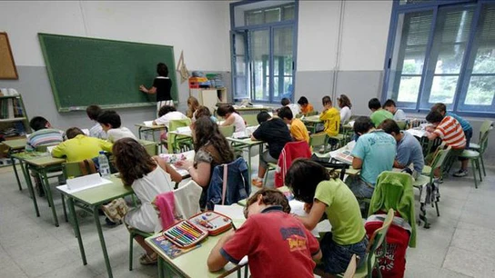 Alumnos atienden a su profesora en clase Alumnos atienden a su profesora en clase