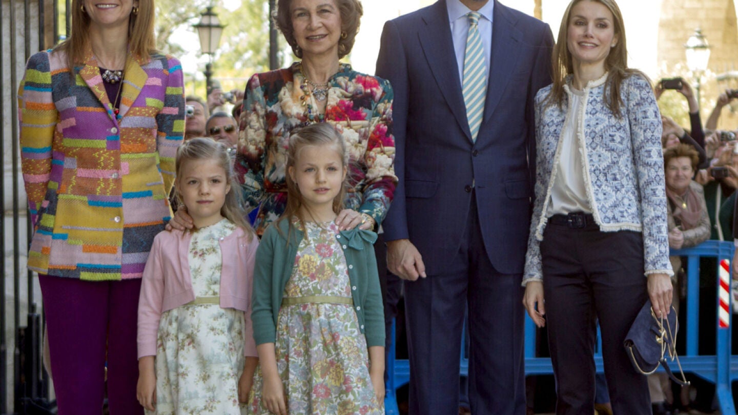 La reina, los pr&iacute;ncipes y la infanta Elena en la misa de Pascua en Palma