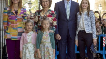 La reina, los príncipes y la infanta Elena en la misa de Pascua en Palma