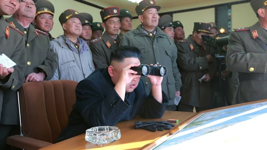 Kim Jong-un examina unas maniobras en Corea del Norte. Kim Jong-un examina unas maniobras en Corea del Norte.