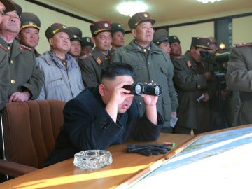 Kim Jong-un examina unas maniobras en Corea del Norte. Kim Jong-un examina unas maniobras en Corea del Norte.