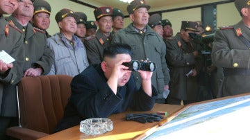 Kim Jong-un examina unas maniobras en Corea del Norte.