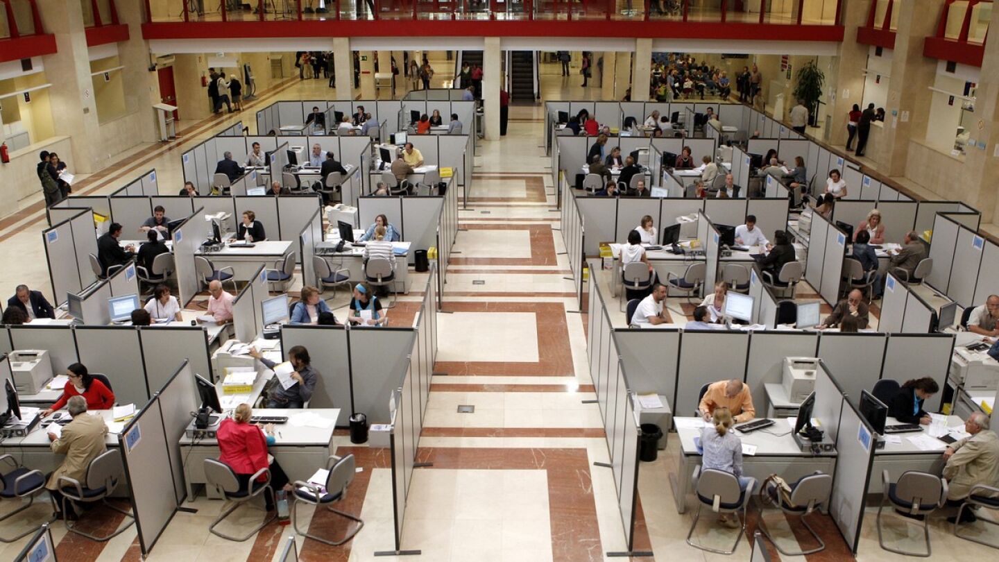 Interior de una administraci&oacute;n de la Agencia Tributaria en Madrid.