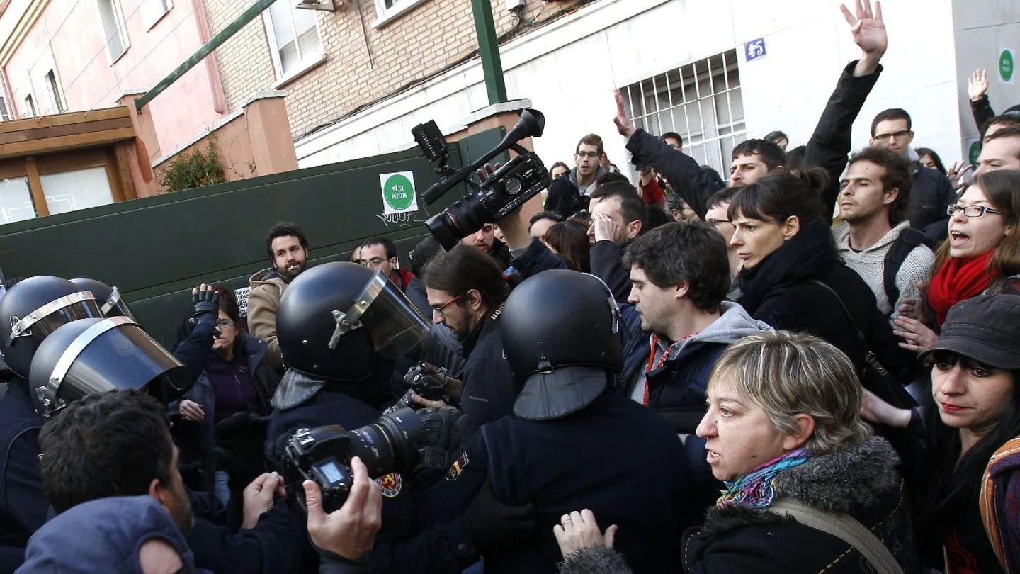 Afectados por hipotecas hacen un 'escrache' en la casa de Soraya Sáenz de Santamaría Afectados por hipotecas hacen un 'escrache' en la casa de Soraya Sáenz de Santamaría