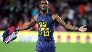 Eric Abidal con una camiseta de agradecimiento a su primo