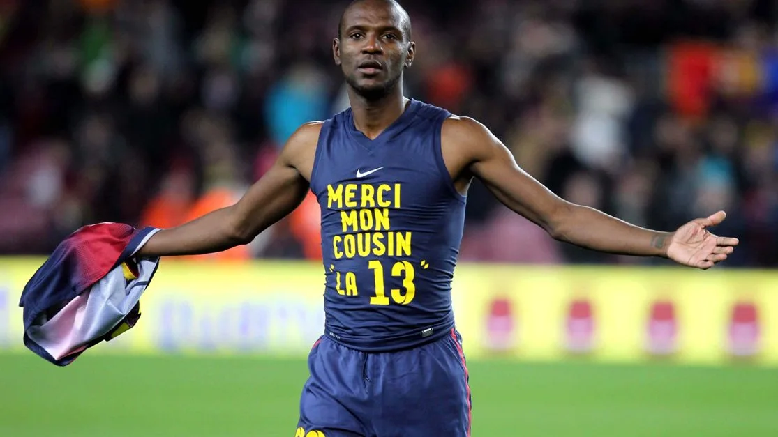 Eric Abidal con una camiseta de agradecimiento a su primo