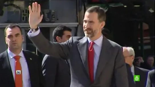 Medio centenar de independentistas abuchean al Príncipe en Lleida Medio centenar de independentistas abuchean al Príncipe en Lleida