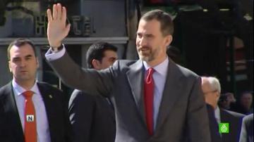 Medio centenar de independentistas abuchean al Príncipe en Lleida