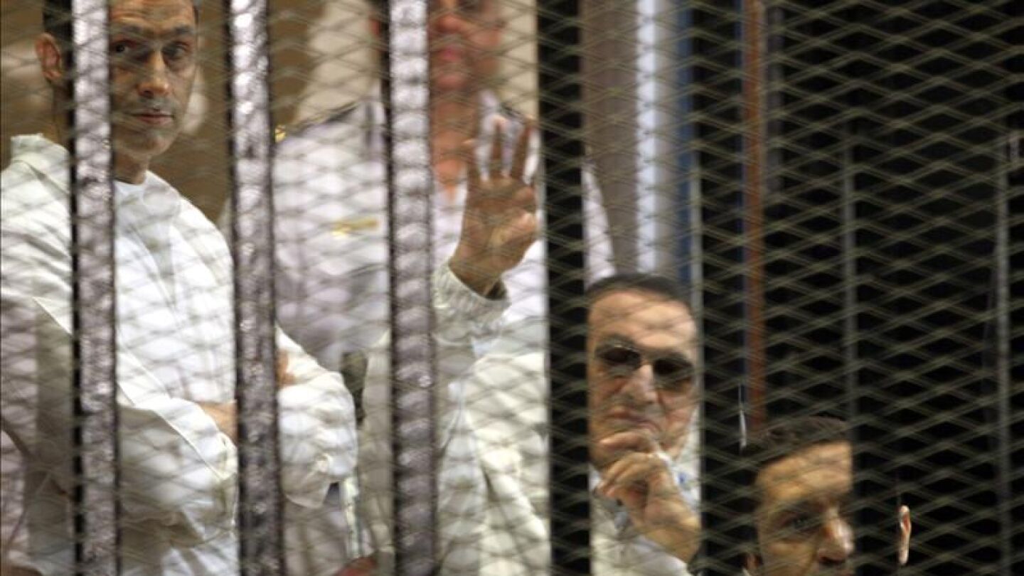 El expresidente egipcio Hosni Mubarak detr&aacute;s de las rejas de su celda