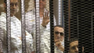 El expresidente egipcio Hosni Mubarak detrás de las rejas de su celda