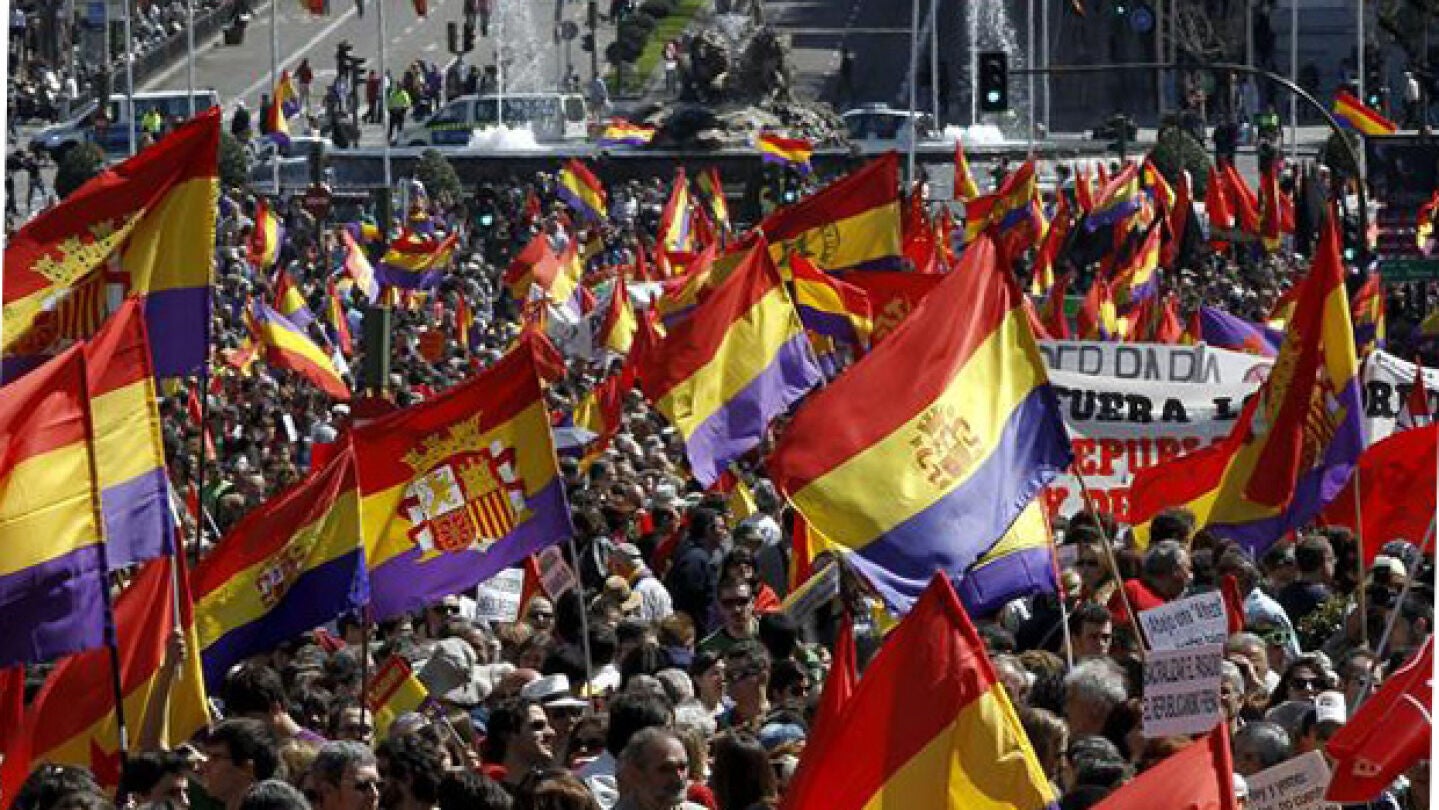 Manifestaciones por la III Rep&uacute;blica ti&ntilde;en de morado las calles de Espa&ntilde;a (Archivo)