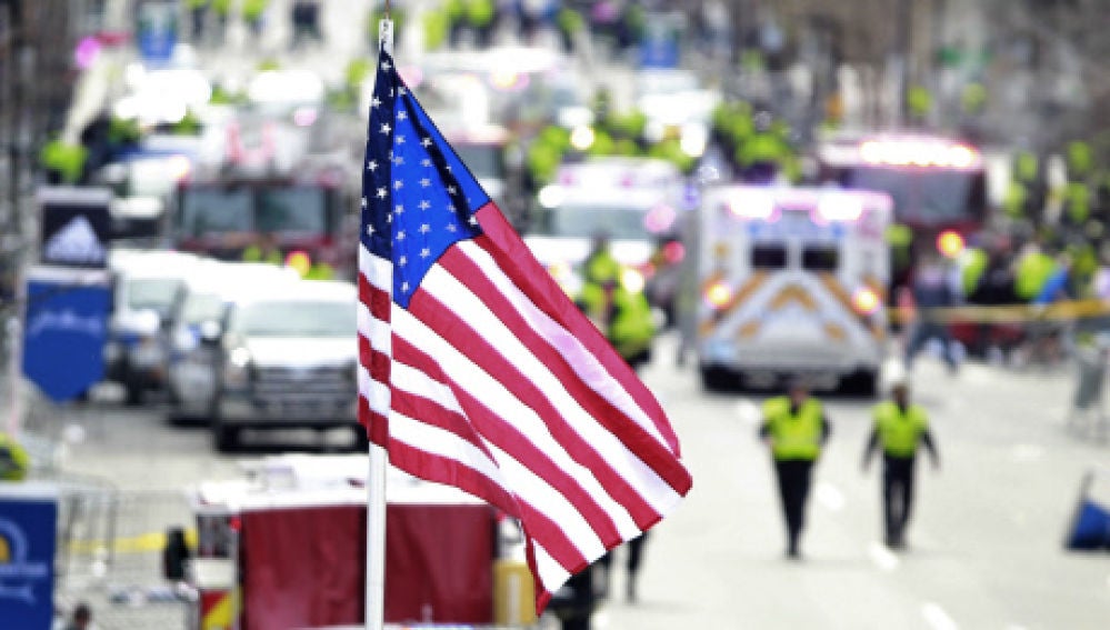 Una bandera de EEUU preside el maratón