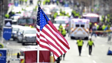 Una bandera de EEUU preside el maratón