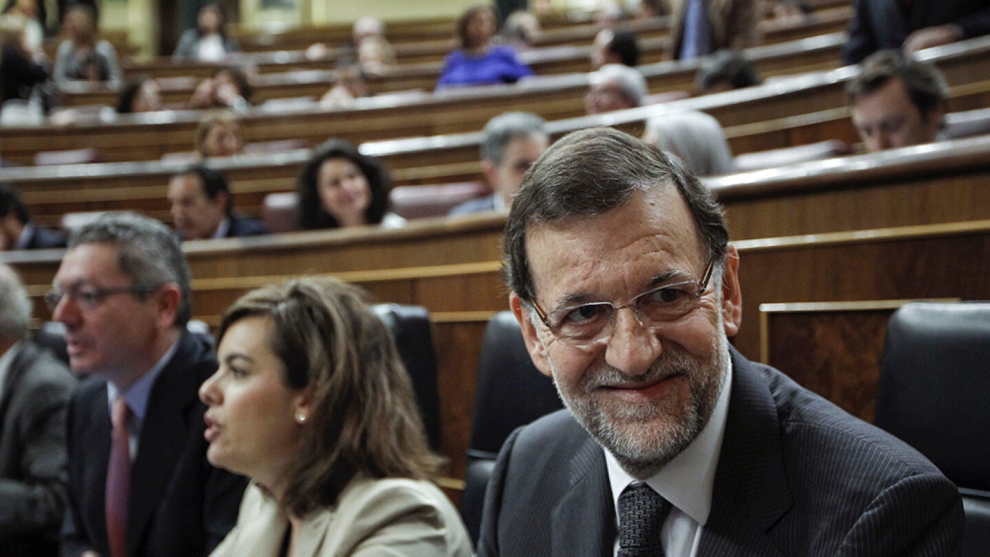 El presidente del Gobierno, junto a la vicepresidenta, Soraya S&aacute;enz de Santamar&iacute;a