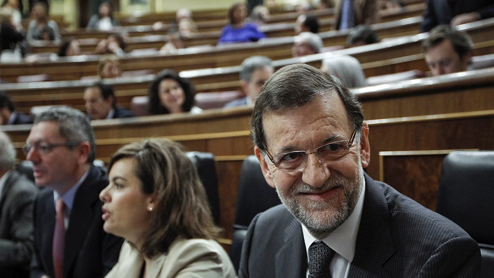 El presidente del Gobierno, junto a la vicepresidenta, Soraya Sáenz de Santamaría