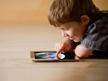 Un niño con un dispositivo móvil Un niño con un dispositivo móvil