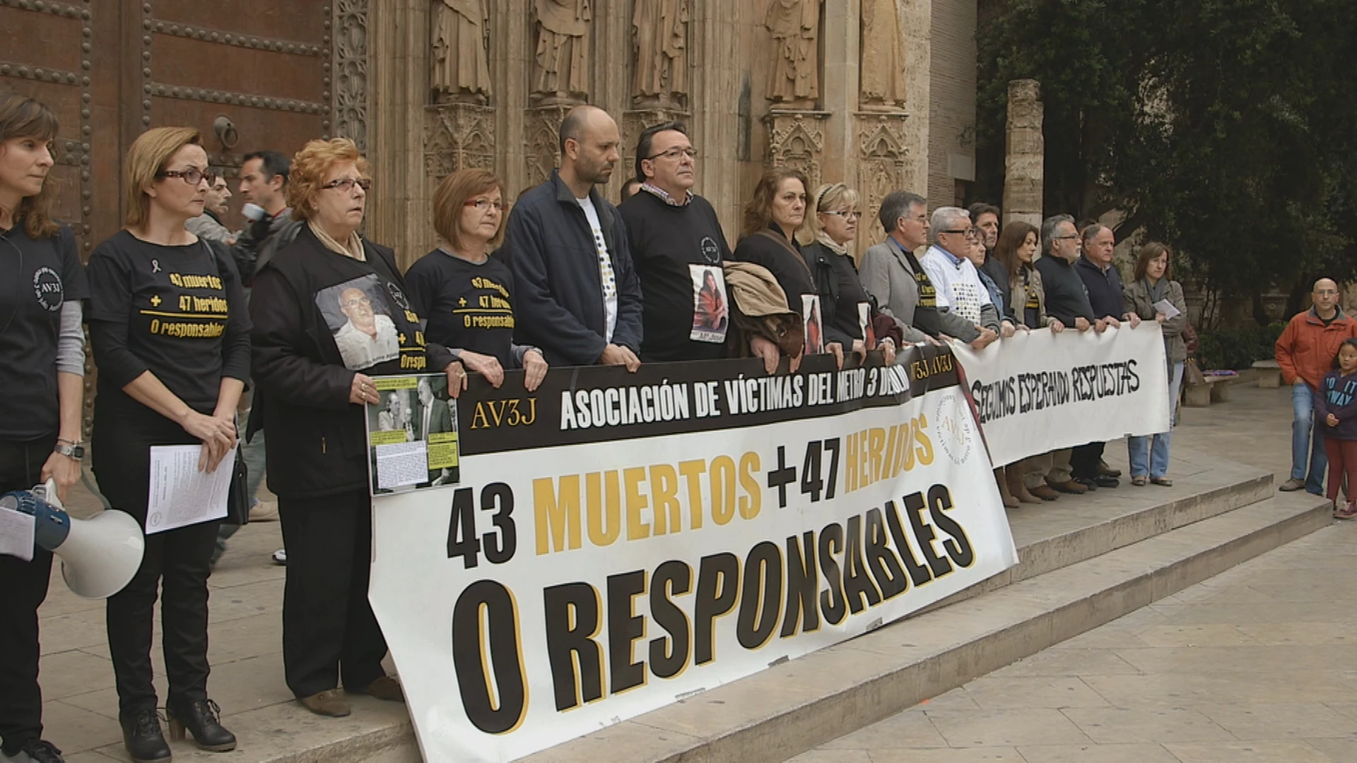 Concentración de los familiares de las víctimas del metro de Valencia en la Plaza de la Virgen, Valencia Concentración de los familiares de las víctimas del metro de Valencia en la Plaza de la Virgen, Valencia