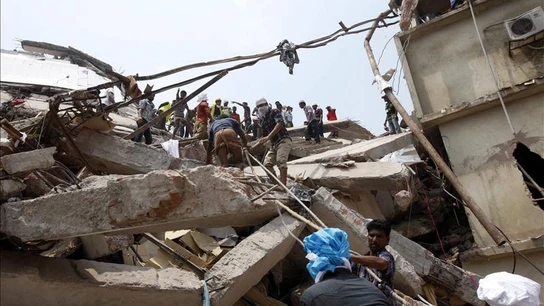 Miembros de los servicios de rescate trabajan en la recuperación de las víctimas Miembros de los servicios de rescate trabajan en la recuperación de las víctimas