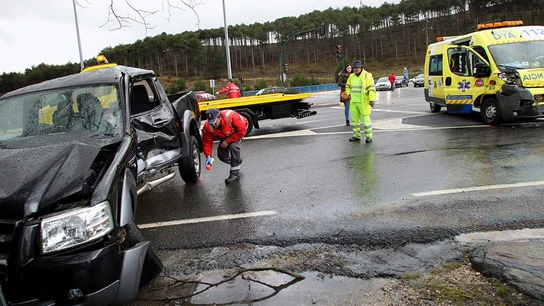 Efectivos de la Policia Foral en el lugar de un accidente Efectivos de la Policia Foral en el lugar de un accidente