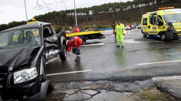 Efectivos de la Policia Foral en el lugar de un accidente