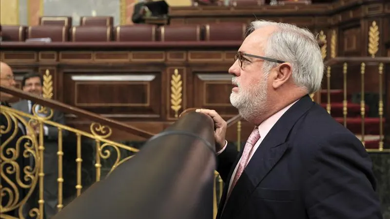 El ministro de Medio Ambiente, Miguel Arias Cañete, defiende la nueva Ley de Costas.