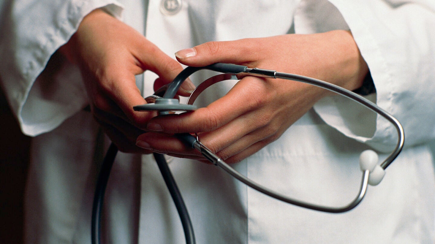 M&eacute;dica con el material para oscultar