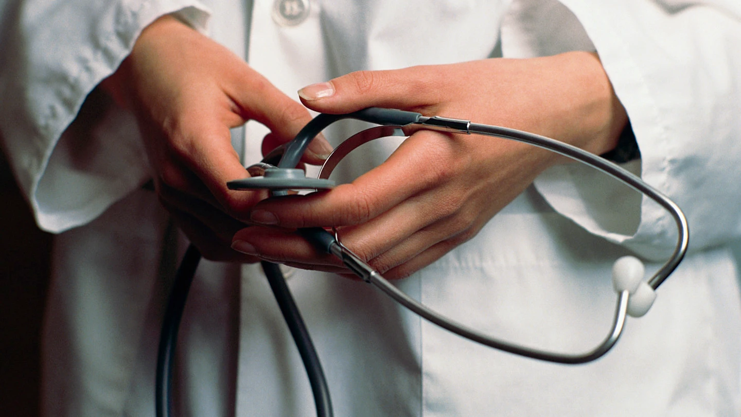 Médica con el material para oscultar Médica con el material para oscultar