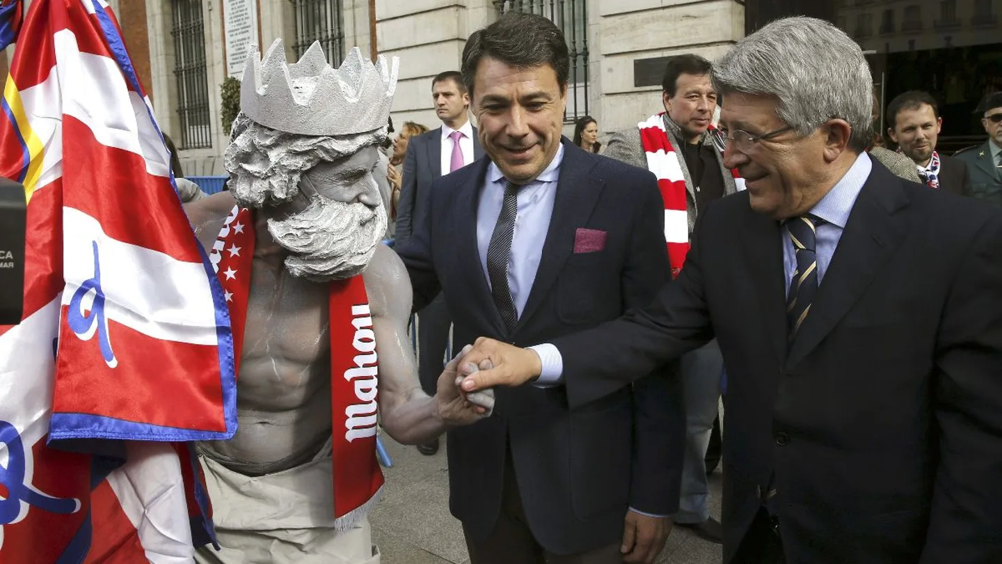 Ignacio González, junto a Enrique Cerezo, saludando a Neptuno Ignacio González, junto a Enrique Cerezo, saludando a Neptuno