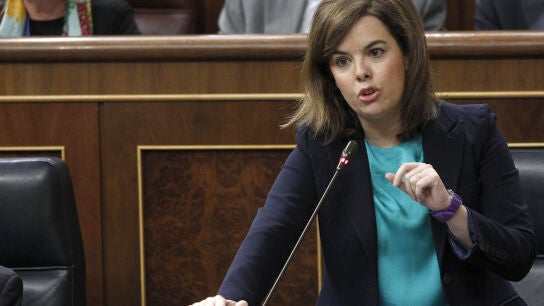 La vicepresidenta del Gobierno, Soraya S&aacute;enz de Santamar&iacute;a, durante su intervenci&oacute;n en la sesi&oacute;n de control al Gobierno