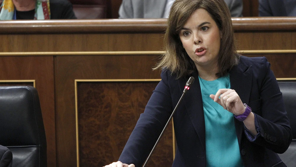 La vicepresidenta del Gobierno, Soraya Sáenz de Santamaría, durante su intervención en la sesión de control al Gobierno