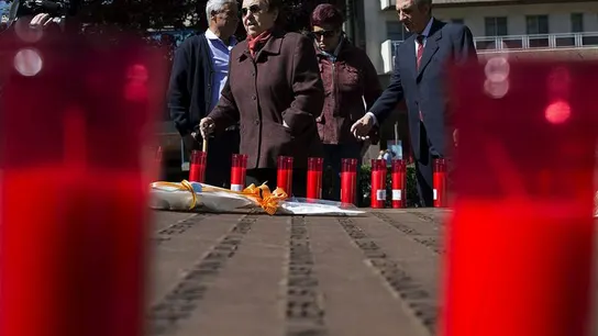 Los familiares del Yak-42 homenajean a las víctimas Los familiares del Yak-42 homenajean a las víctimas