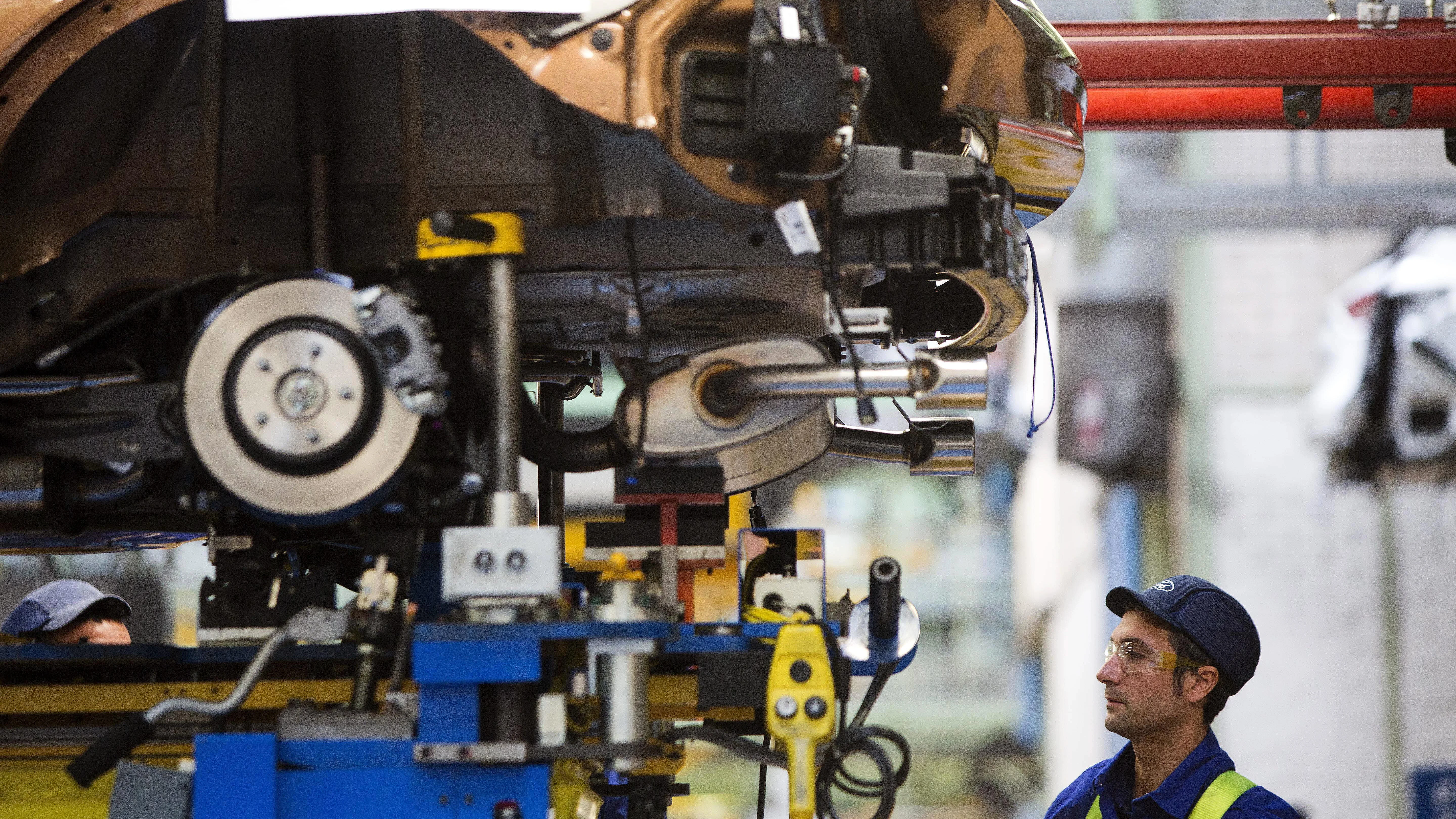 Un trabajador en la cadena de montaje de Ford