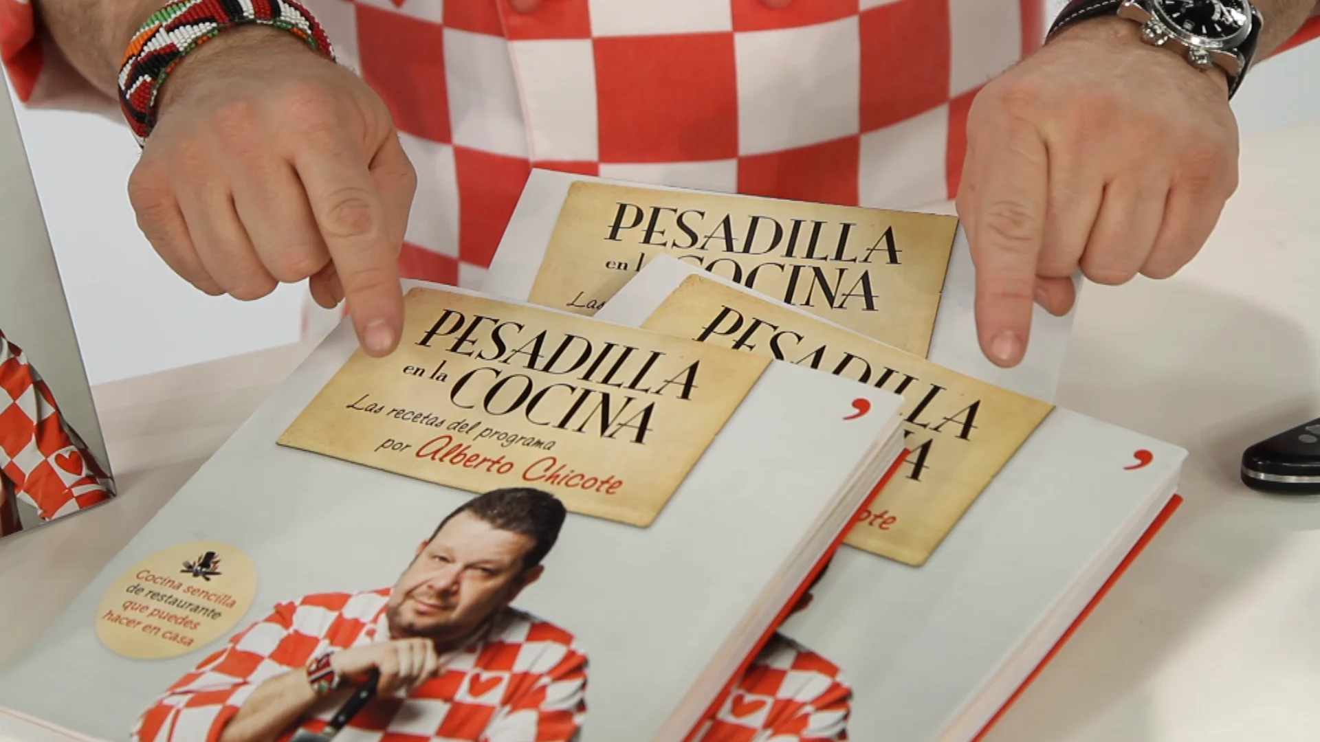 Alberto Chicote, junto al libro del programa Pesadilla en la cocina