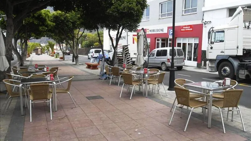 Una terraza con mesas vacías