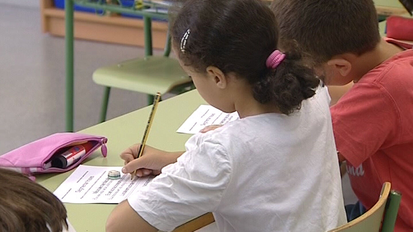 Ni&ntilde;os en clase
