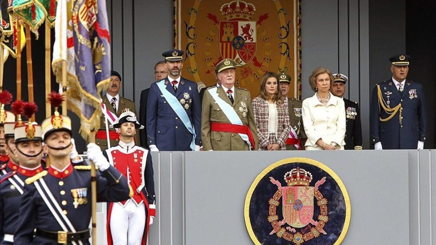 Los reyes, acompa&ntilde;ados por los Pr&iacute;ncipes de Asturias, durante el desfile de las Fuerzas Armadas
