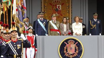 Los reyes, acompañados por los Príncipes de Asturias, durante el desfile de las Fuerzas Armadas