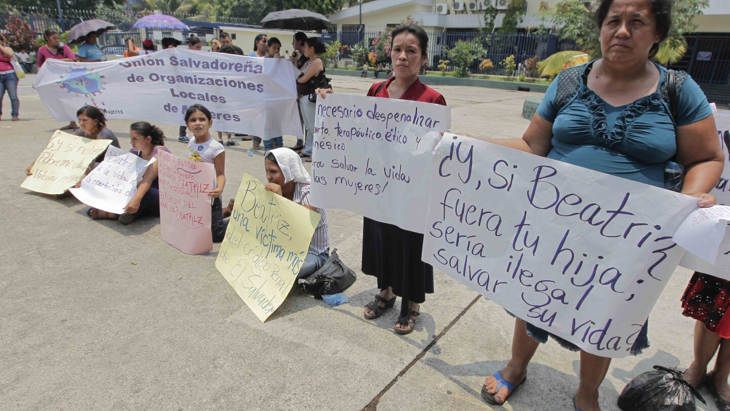 Mujeres feministas protestan frente a la Corte Suprema Justicia en San Salvador