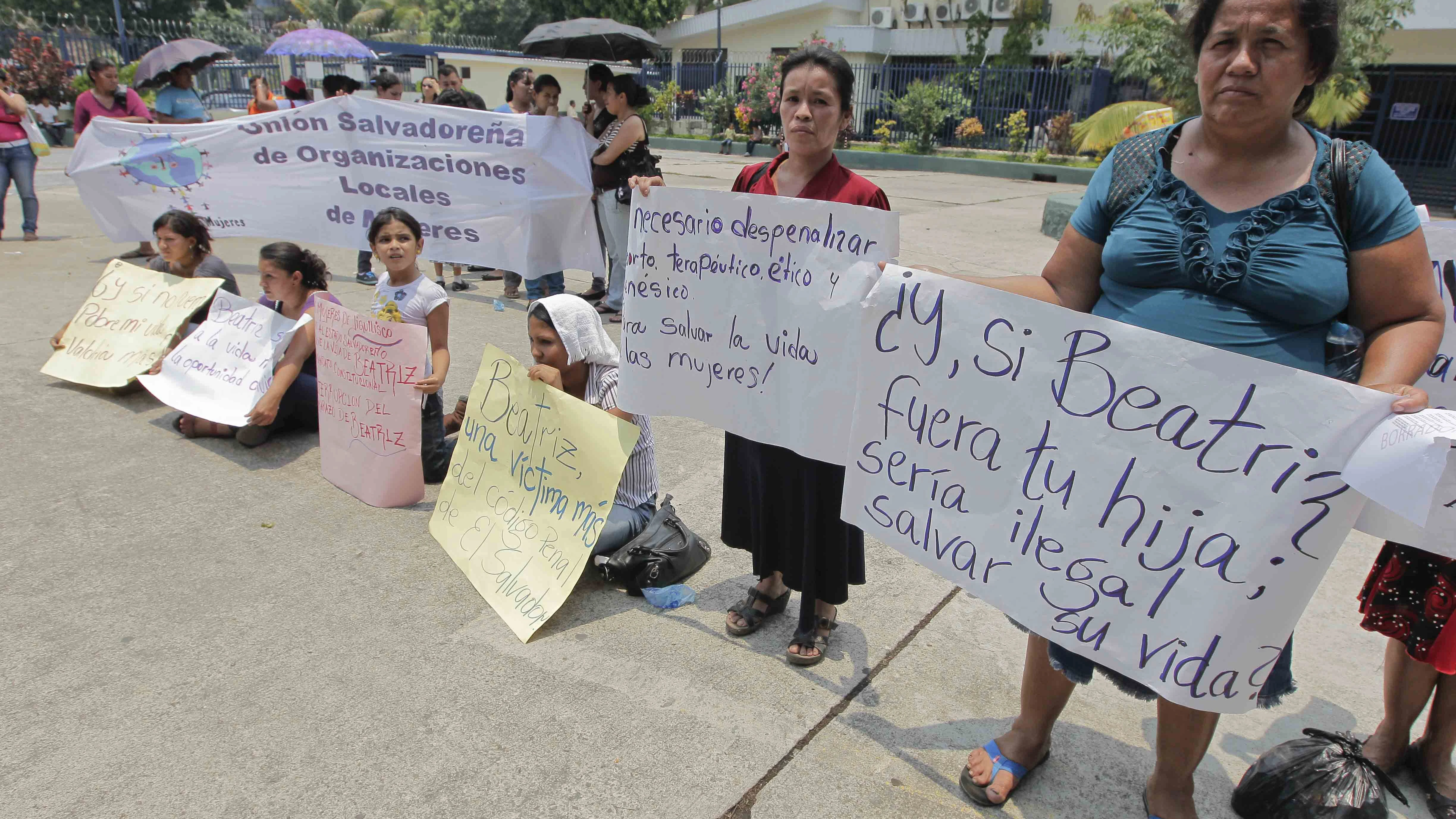 Mujeres feministas protestan frente a la Corte Suprema Justicia en San Salvador Mujeres feministas protestan frente a la Corte Suprema Justicia en San Salvador